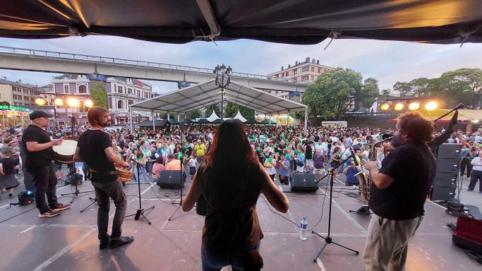 Imagen desde el escenario del concierto del grupo "Caldo y os Rabizos" celebrado durante el Festival.