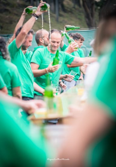 Grupo de personas escanciando sidra durante la degustación de sidra asturiana durante el Festival.