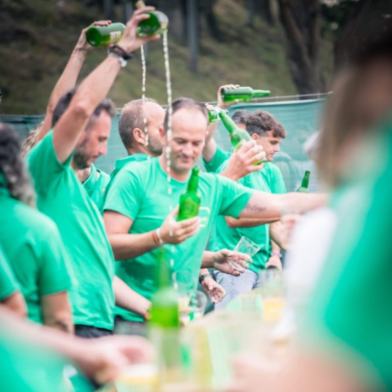 Voluntarios de la organización del festival escancian sidra durante la degustación.